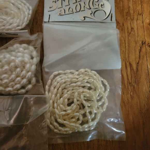 Vintage Lot Of 8 Packages Of Craft Simulated String Pearls - Picture 3 of 3